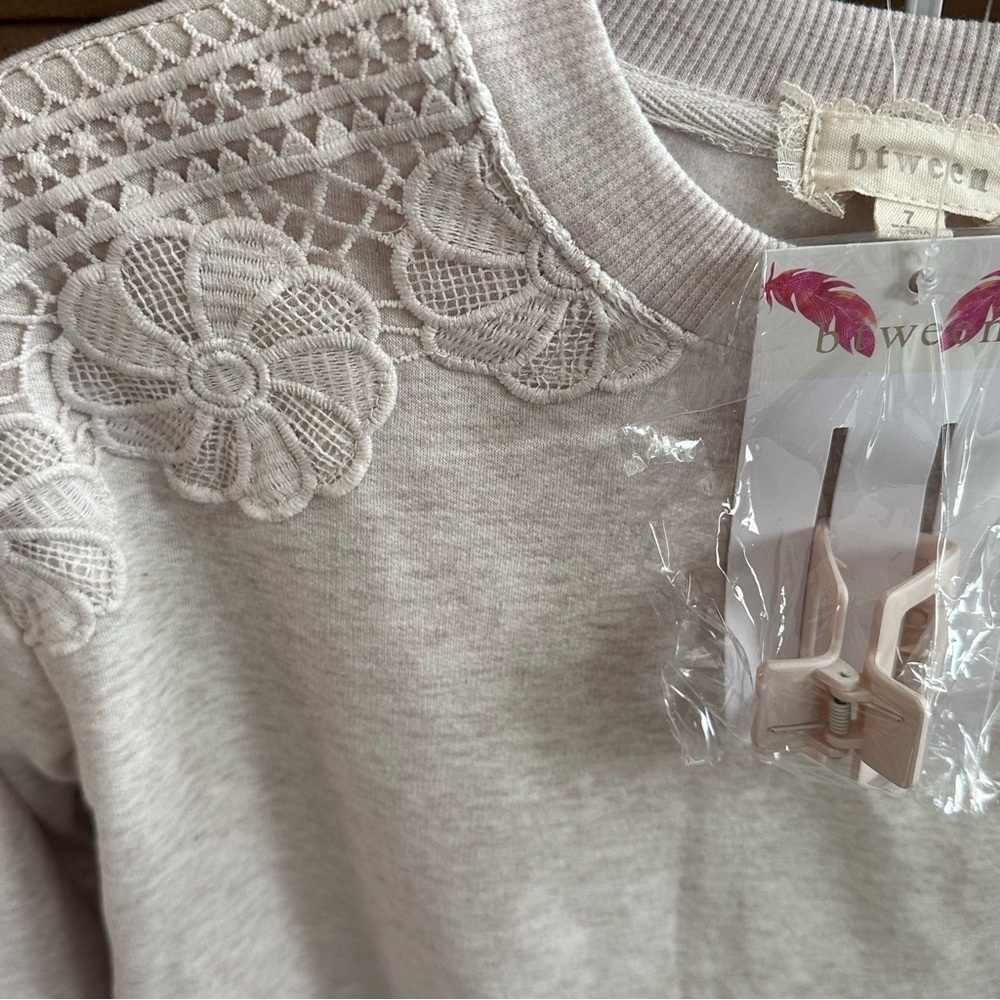 Btween 2 Pc Girls Athletic Suit Size 7 Ivory Heather Crochet Details & Clip NWT